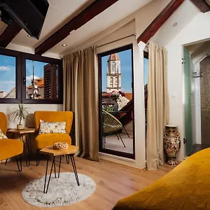 Old Town Stars With Free Parking Trogir